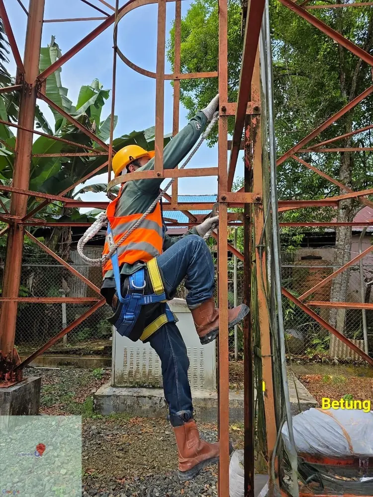 Teknisi GPCS memanjat menara