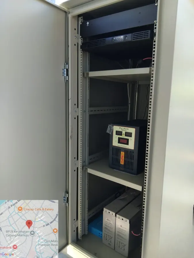 Instalasi repeater di rak perangkat