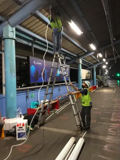 Pemasangan CCTV di peron stasiun