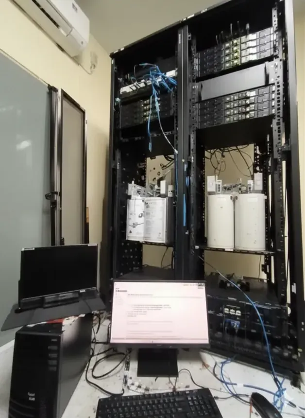 Rak server dan repeater Pertamina