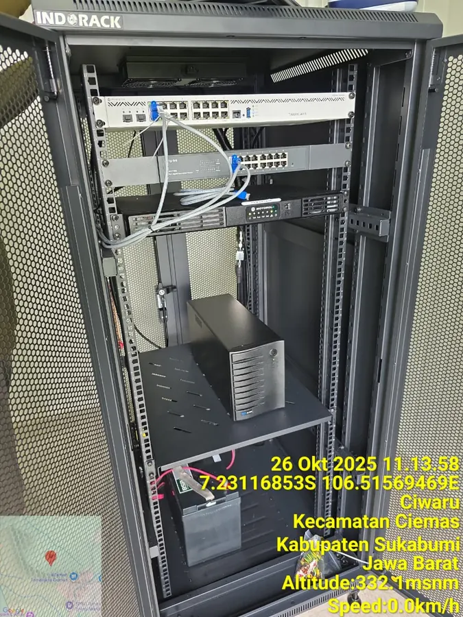 Perangkat repeater dan radio di site PLN
